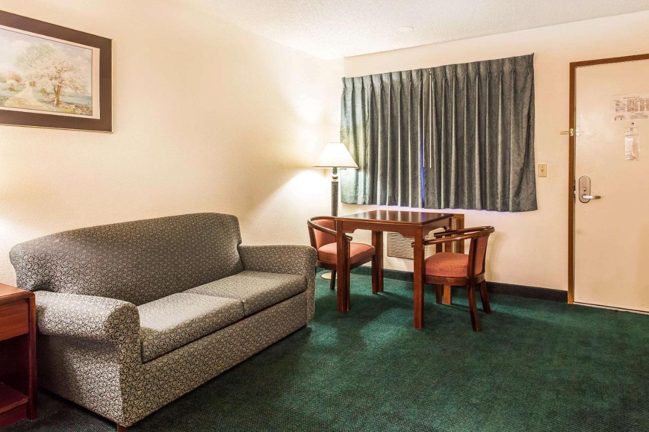 Econolodge Everett Bagian luar foto